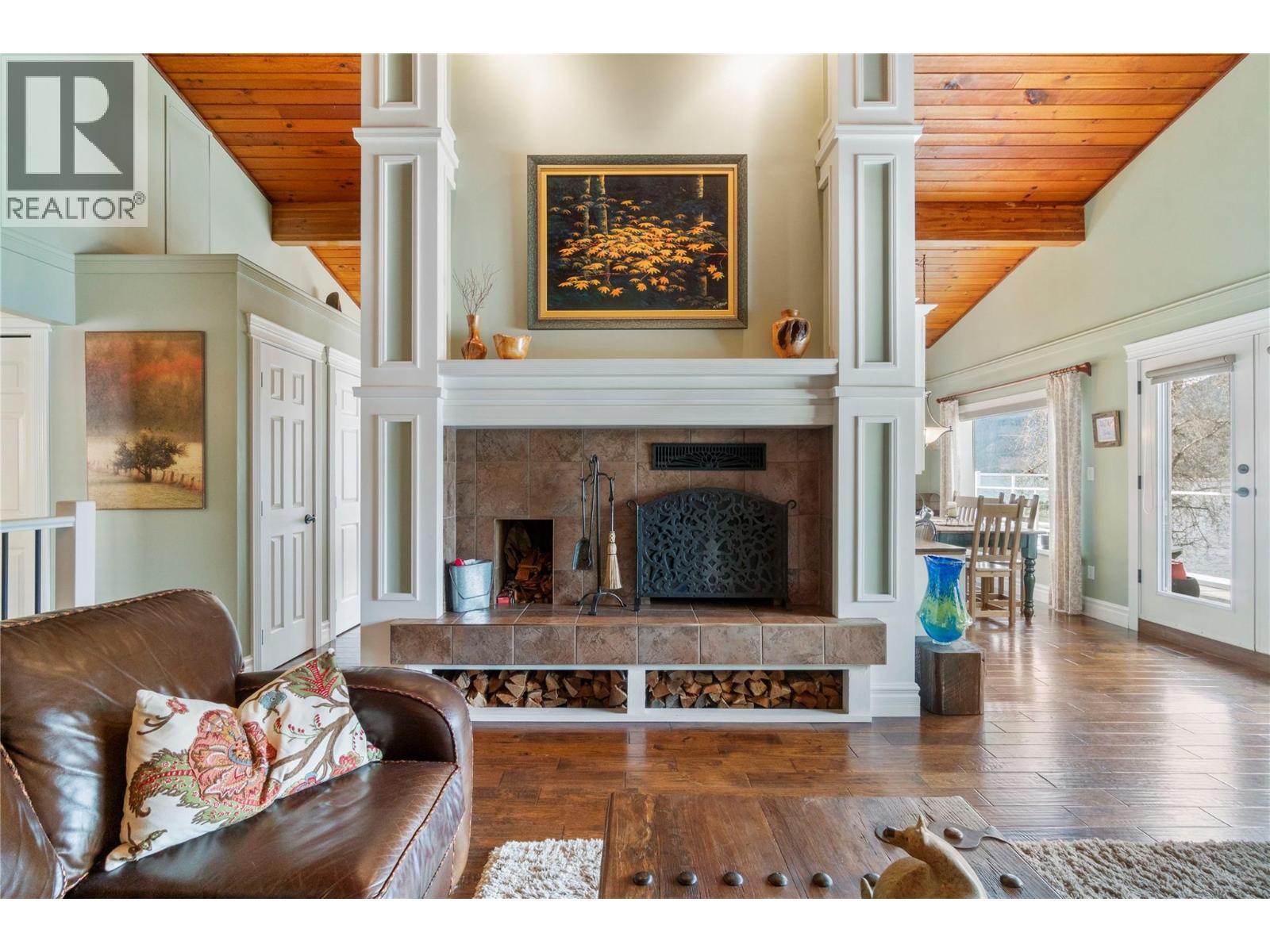 82 Montcalm Crescent, Sicamous, BC - Indoor Photo Showing Living Room With Fireplace
