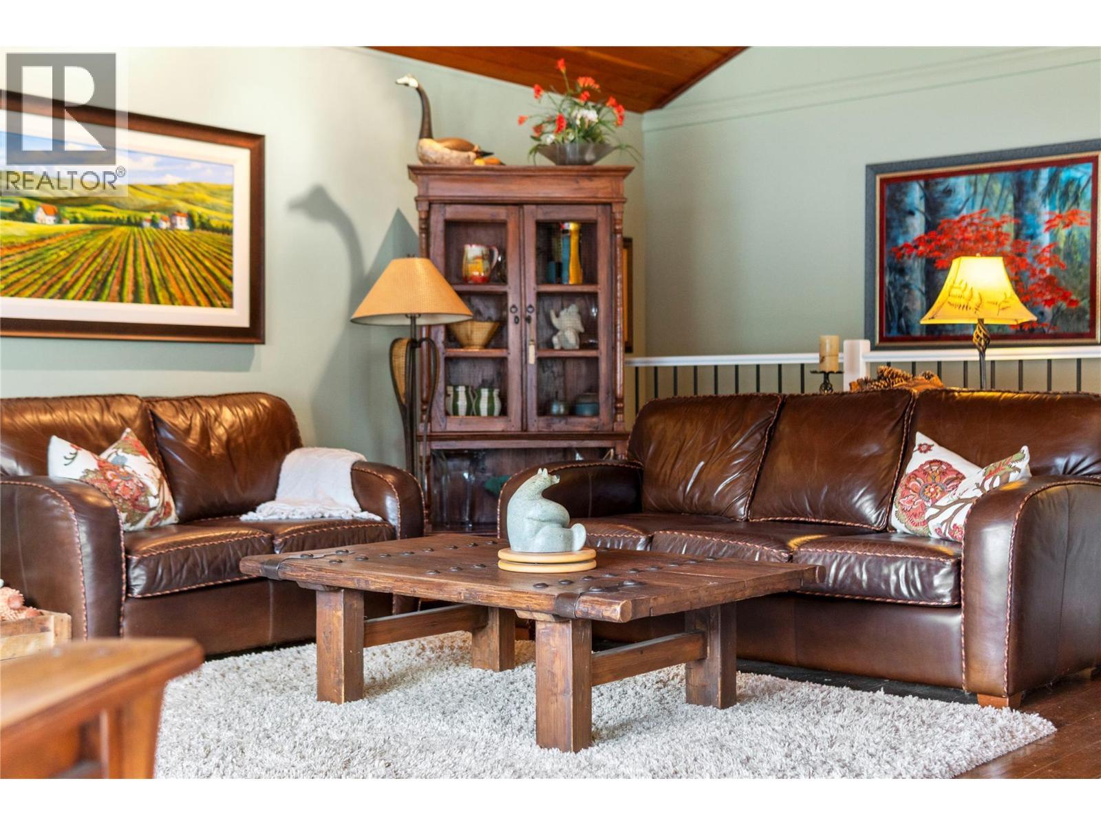 82 Montcalm Crescent, Sicamous, BC - Indoor Photo Showing Living Room