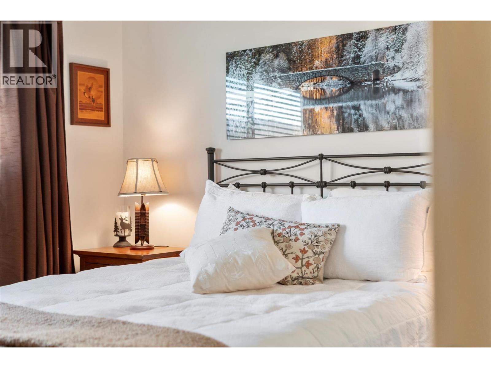 82 Montcalm Crescent, Sicamous, BC - Indoor Photo Showing Bedroom