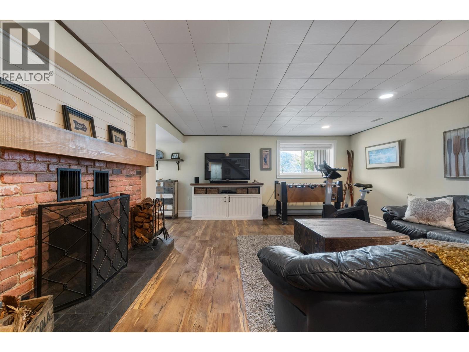 82 Montcalm Crescent, Sicamous, BC - Indoor Photo Showing Living Room With Fireplace