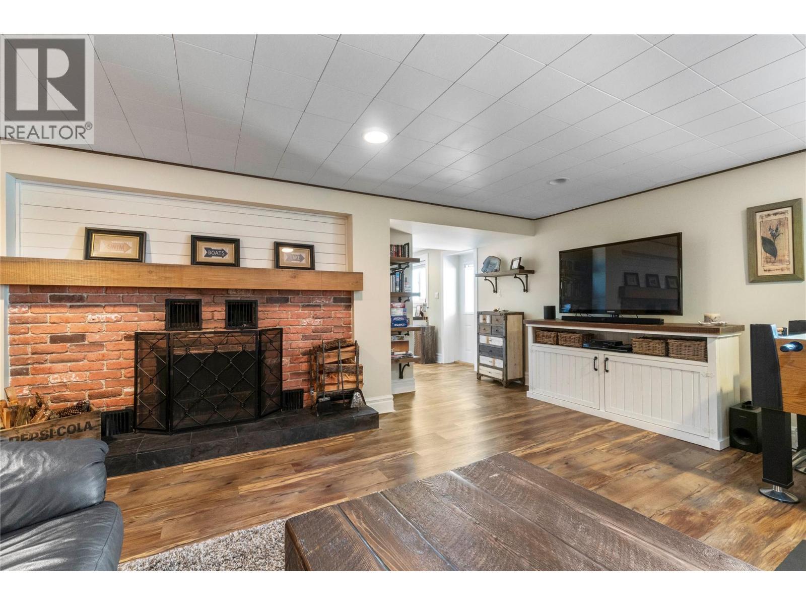82 Montcalm Crescent, Sicamous, BC - Indoor Photo Showing Living Room With Fireplace