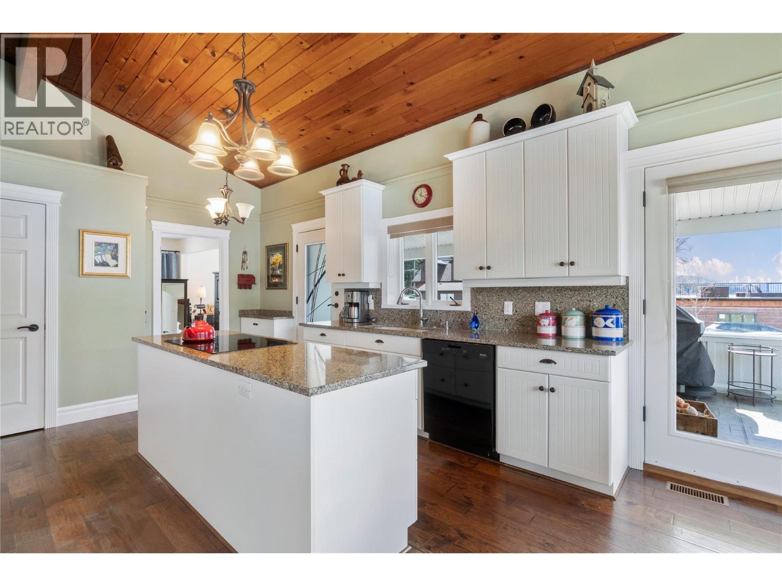 82 Montcalm Crescent, Sicamous, BC - Indoor Photo Showing Kitchen
