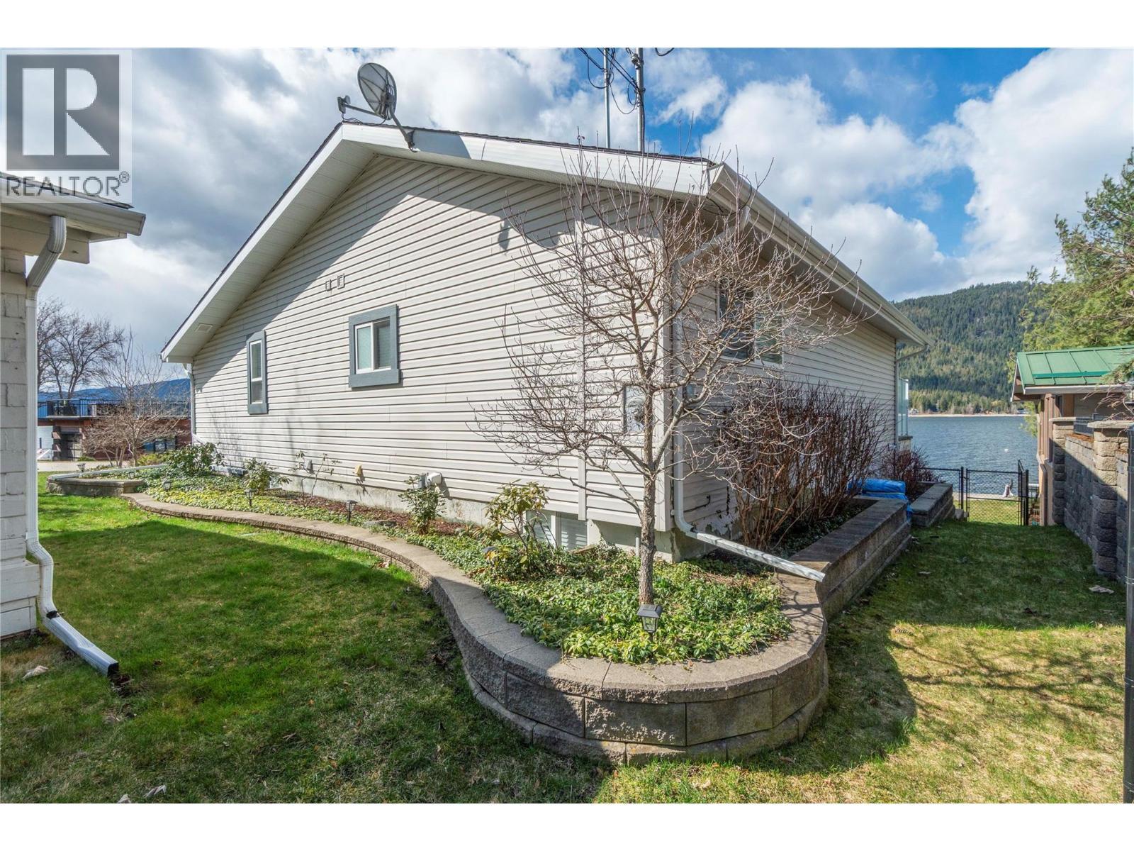 82 Montcalm Crescent, Sicamous, BC - Outdoor