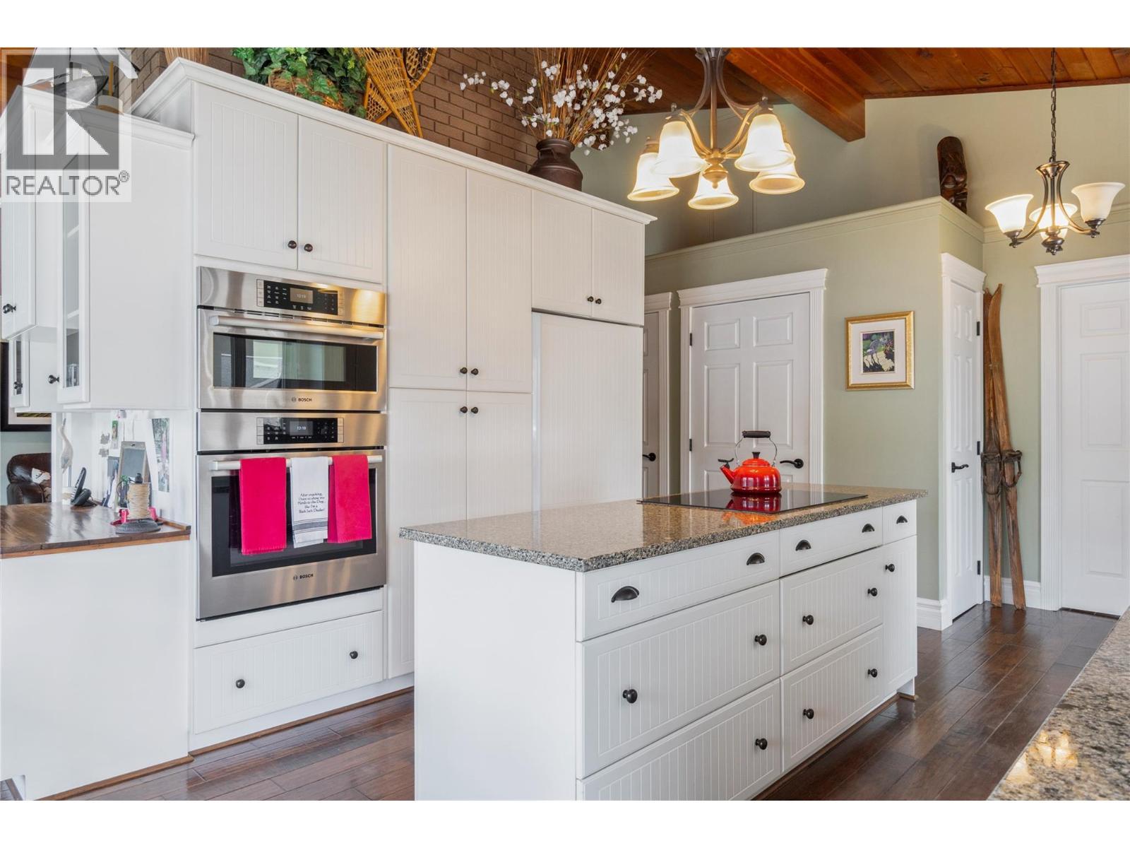 82 Montcalm Crescent, Sicamous, BC - Indoor Photo Showing Kitchen