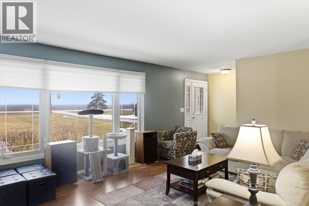 13132 Walker Sideroad, Essex, ON - Indoor Photo Showing Living Room