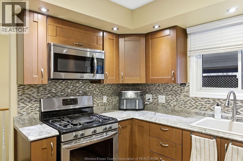 13132 Walker Sideroad, Essex, ON - Indoor Photo Showing Kitchen With Upgraded Kitchen