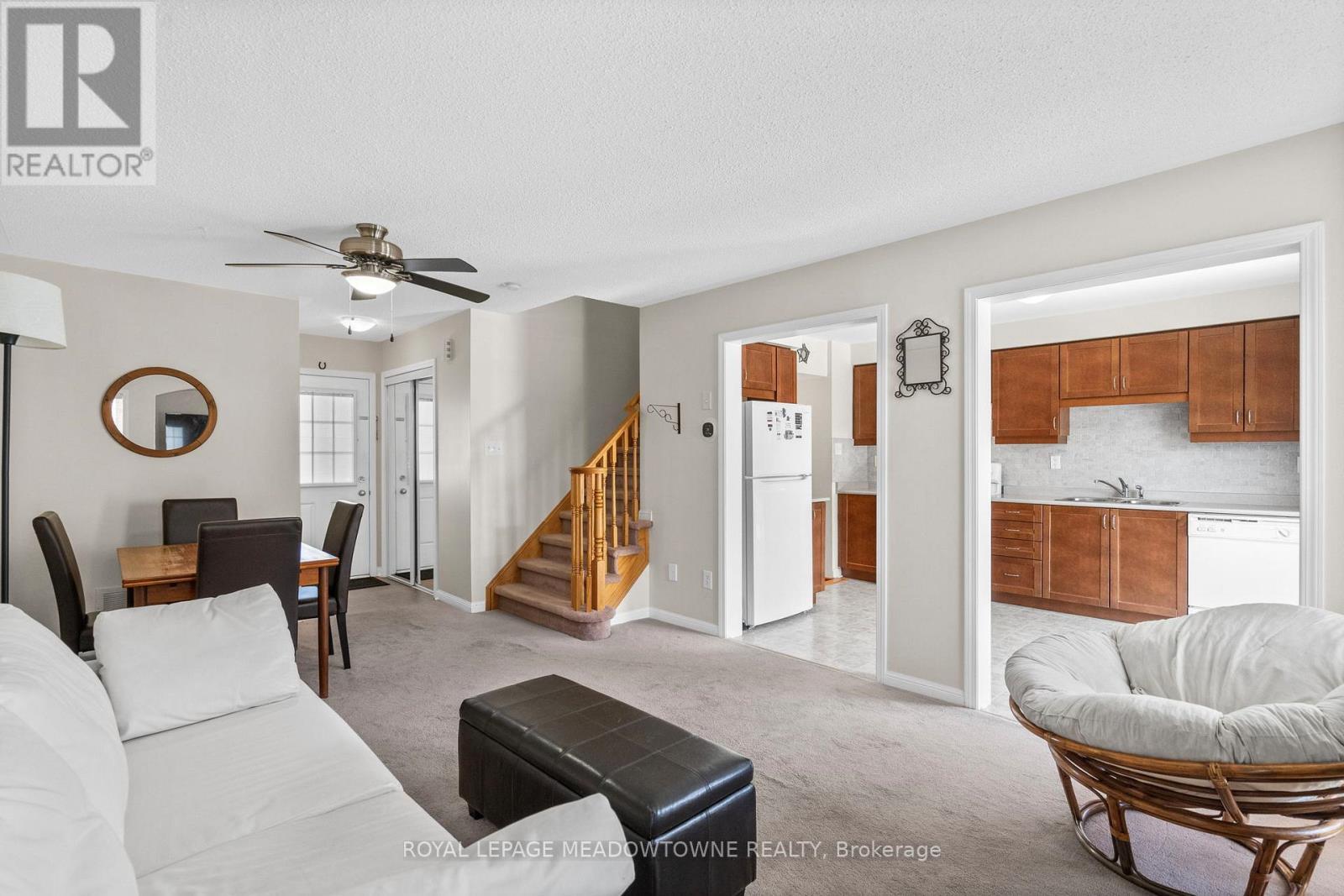 862 Stark Circle, Milton, ON - Indoor Photo Showing Living Room