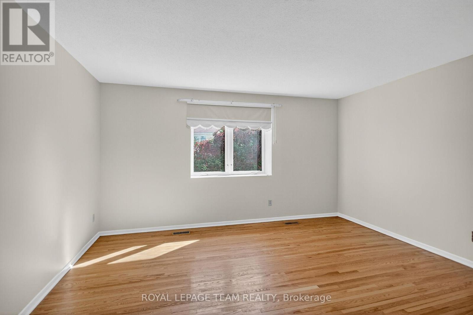 1900 Southampton Court, Ottawa, ON - Indoor Photo Showing Other Room