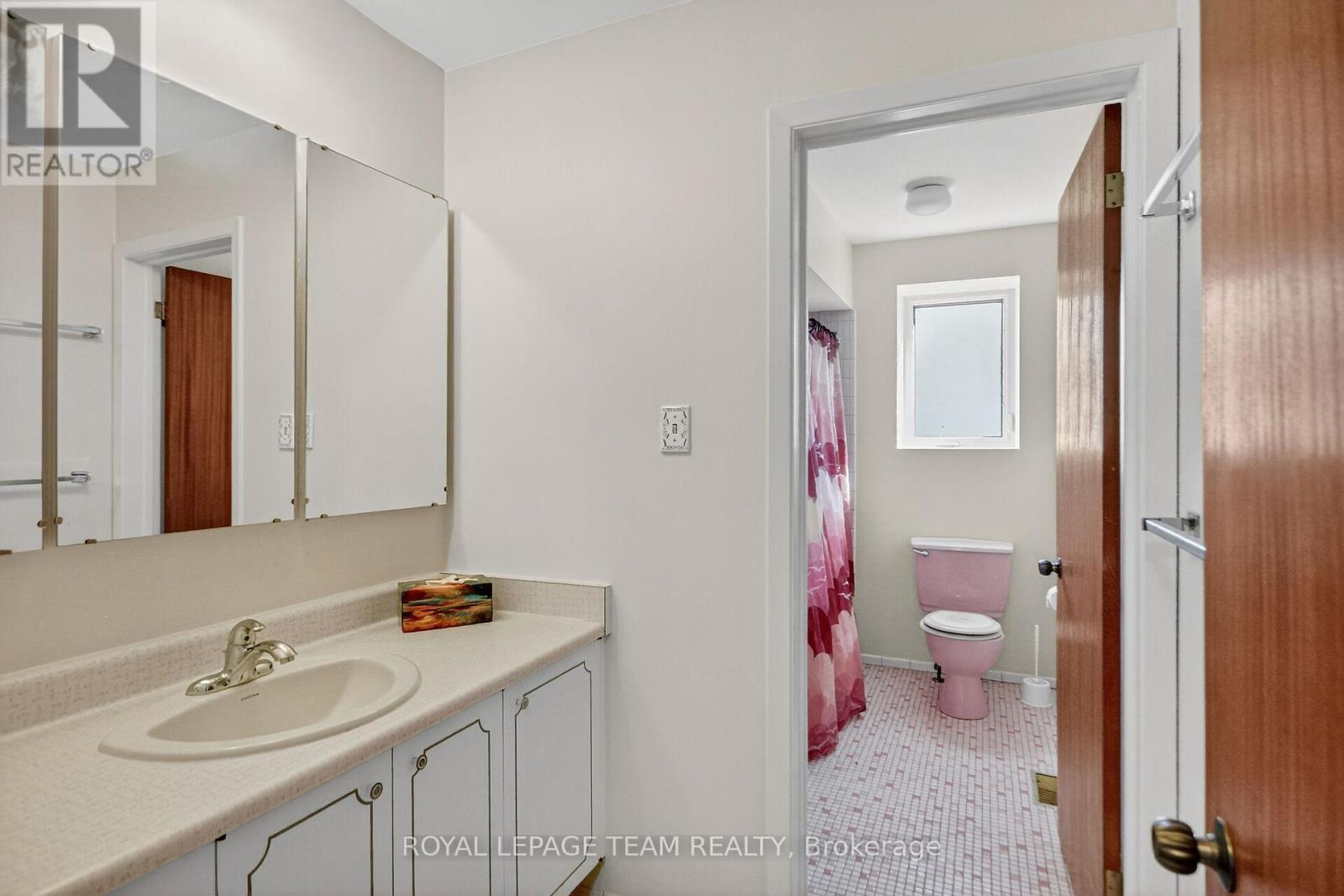 1900 Southampton Court, Ottawa, ON - Indoor Photo Showing Bathroom