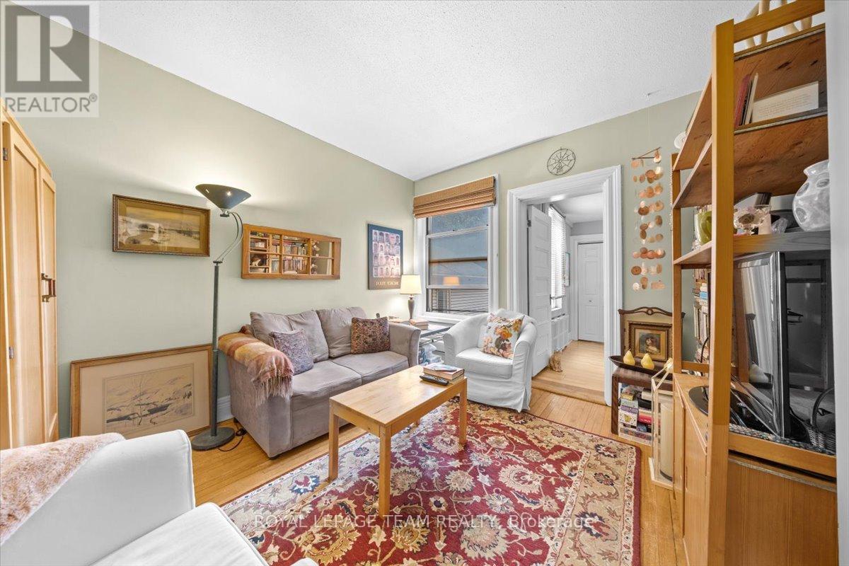 152 Glebe Avenue, Ottawa, ON - Indoor Photo Showing Living Room