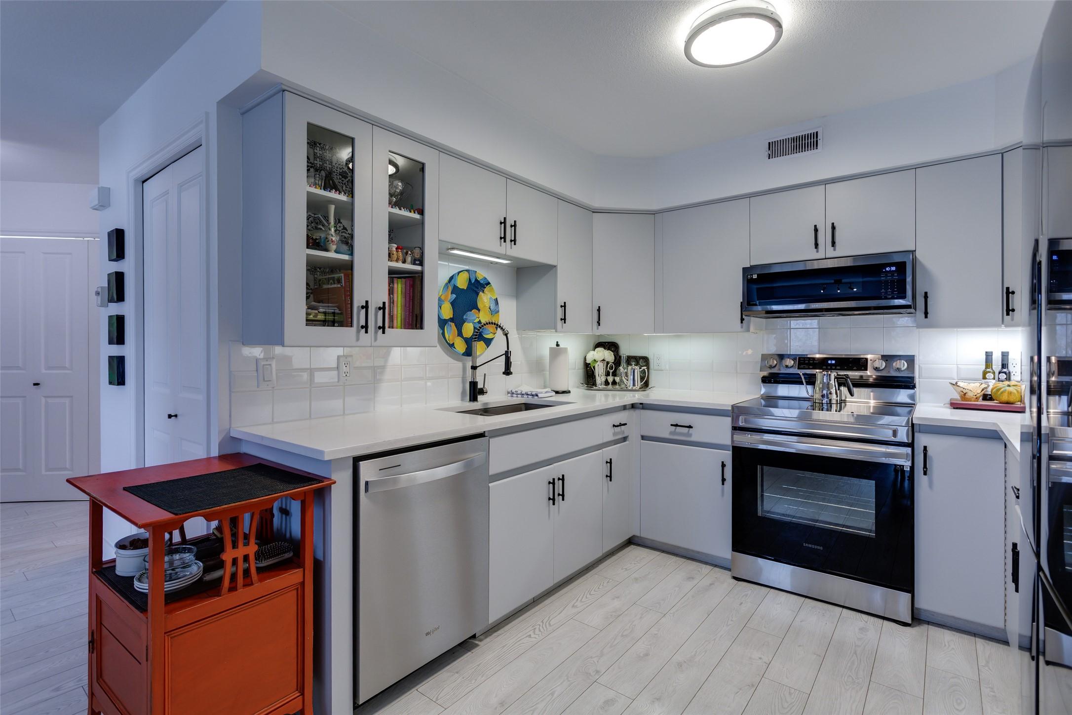 113-2350 Stillingfleet Road, Kelowna, BC - Indoor Photo Showing Kitchen