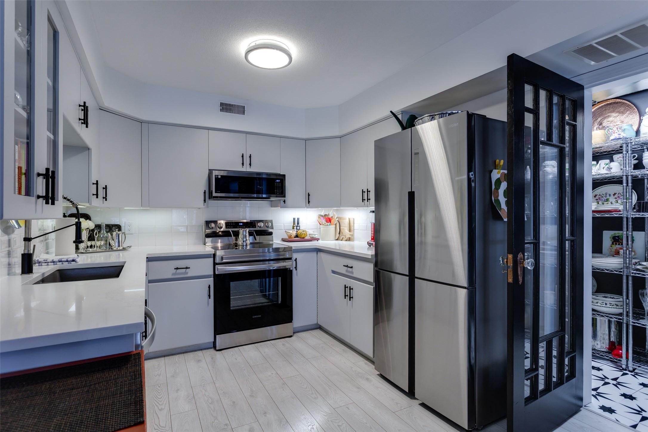 113-2350 Stillingfleet Road, Kelowna, BC - Indoor Photo Showing Kitchen