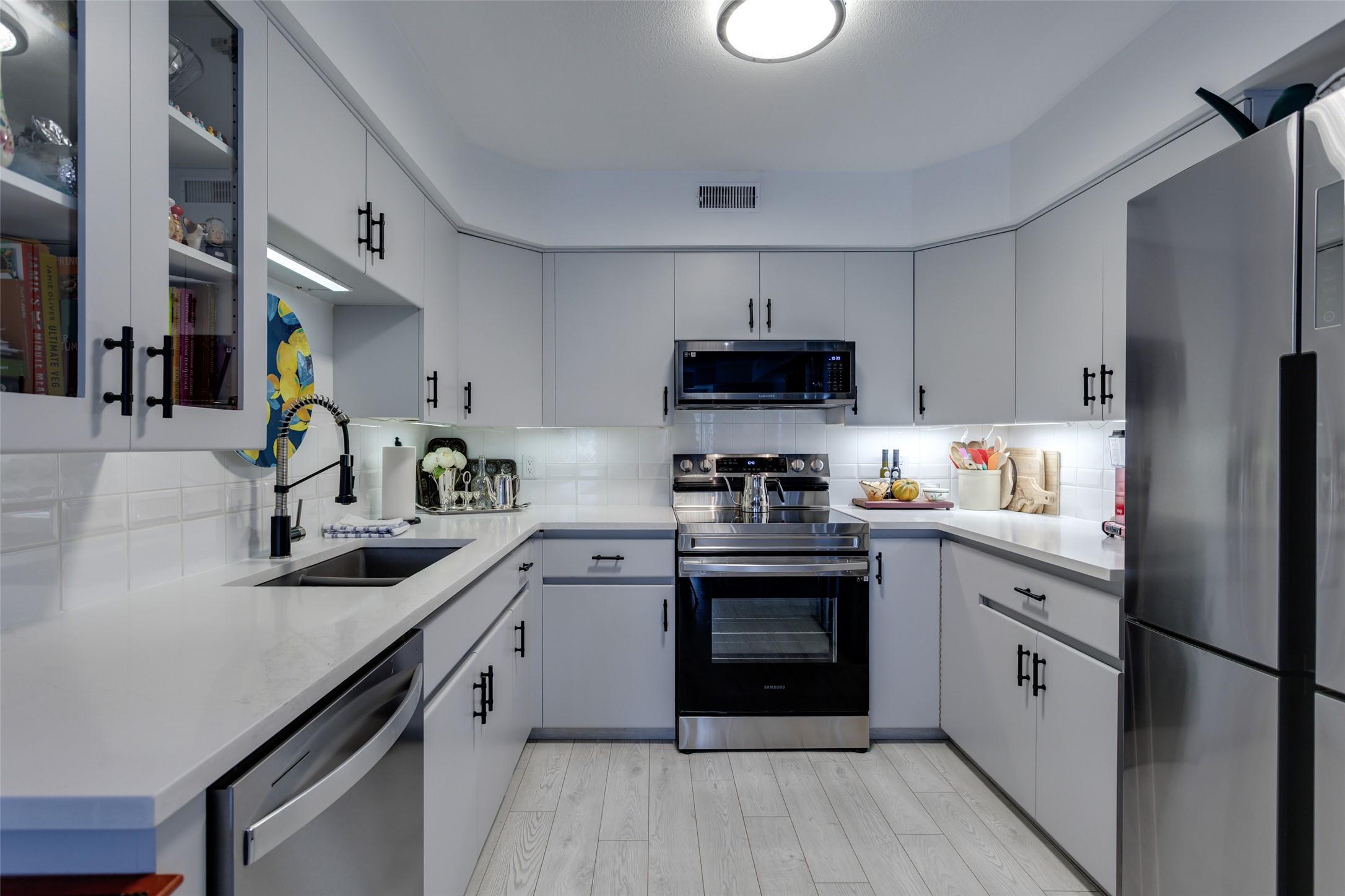 113-2350 Stillingfleet Road, Kelowna, BC - Indoor Photo Showing Kitchen With Stainless Steel Kitchen With Double Sink