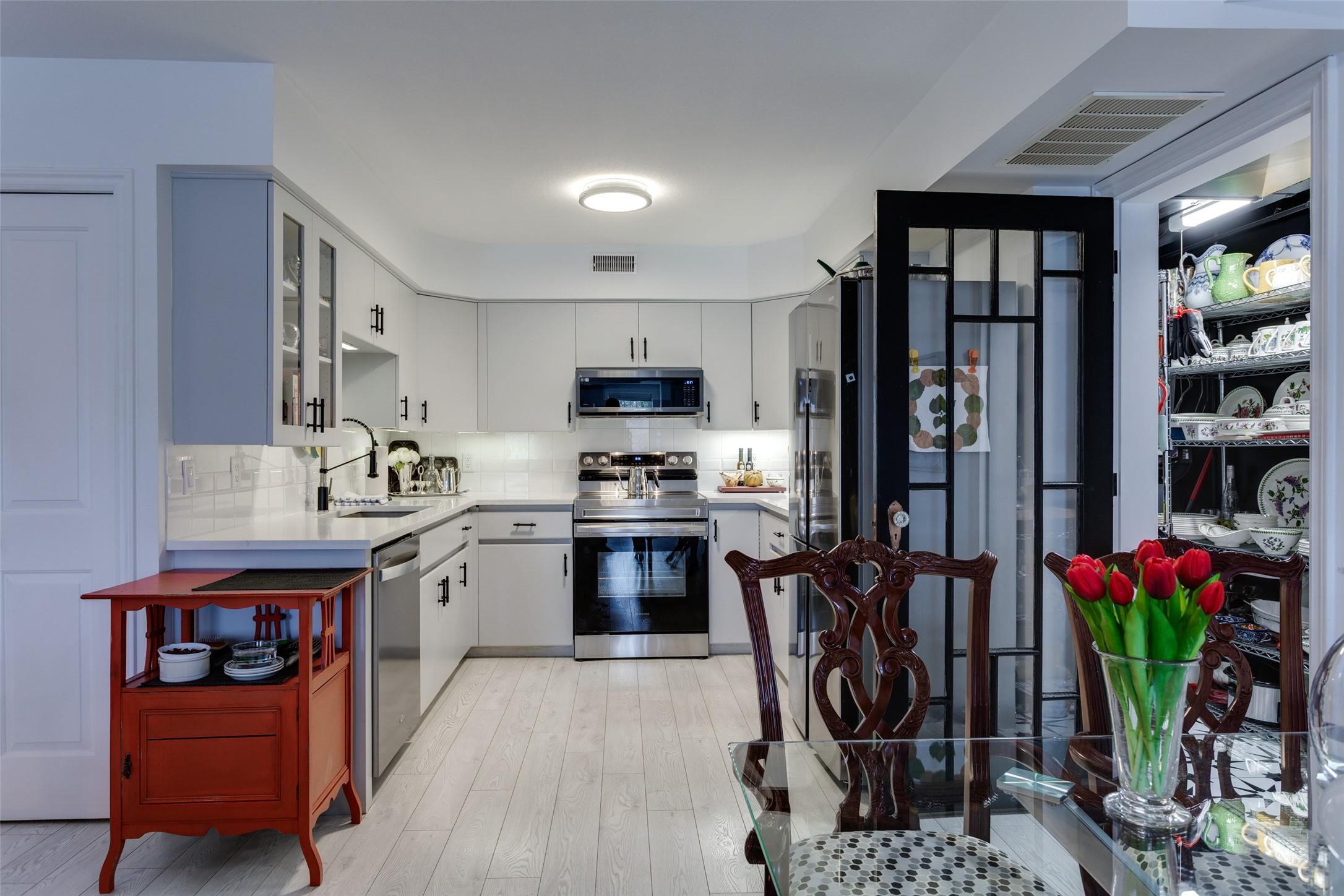 113-2350 Stillingfleet Road, Kelowna, BC - Indoor Photo Showing Kitchen With Stainless Steel Kitchen