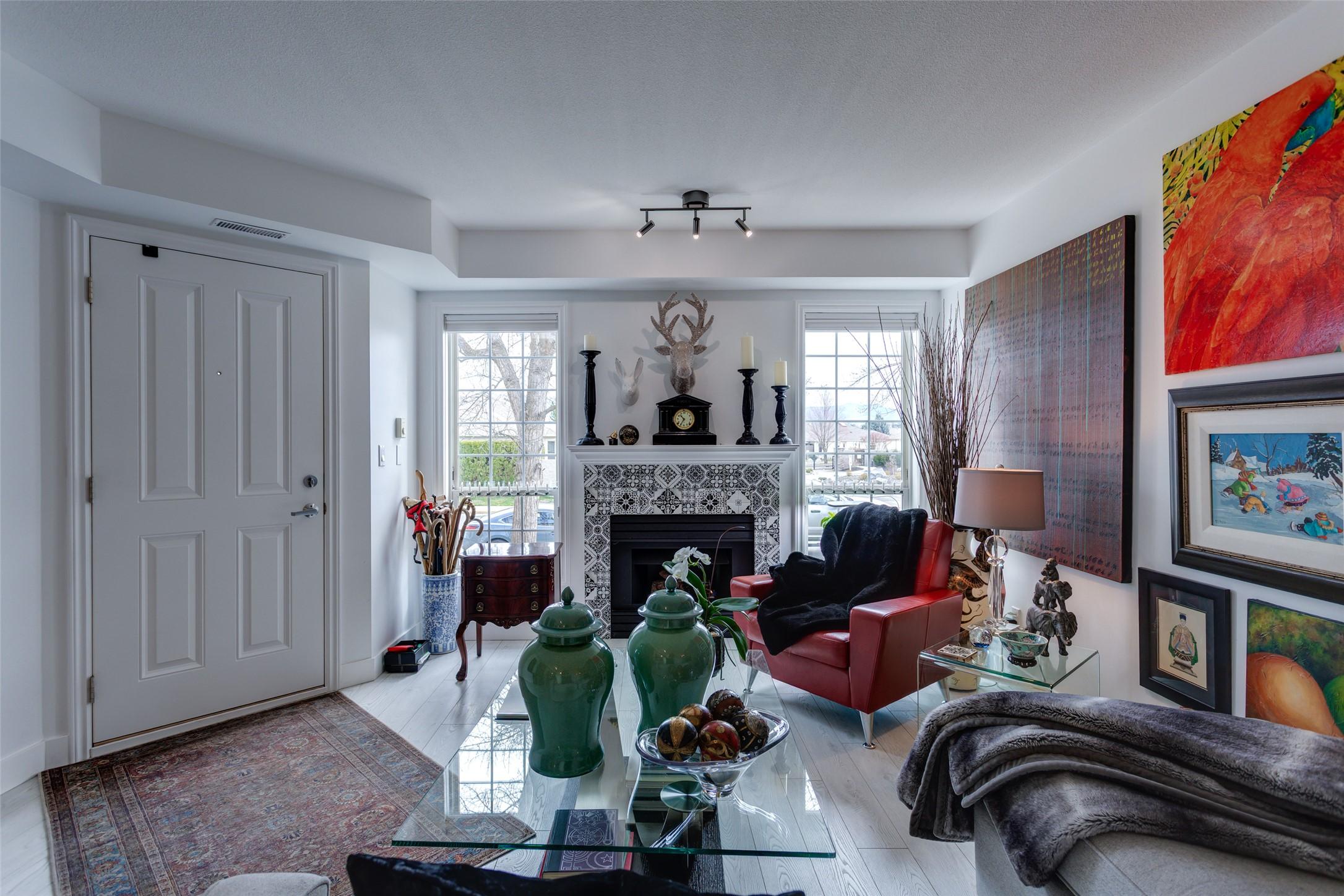 113-2350 Stillingfleet Road, Kelowna, BC - Indoor With Fireplace