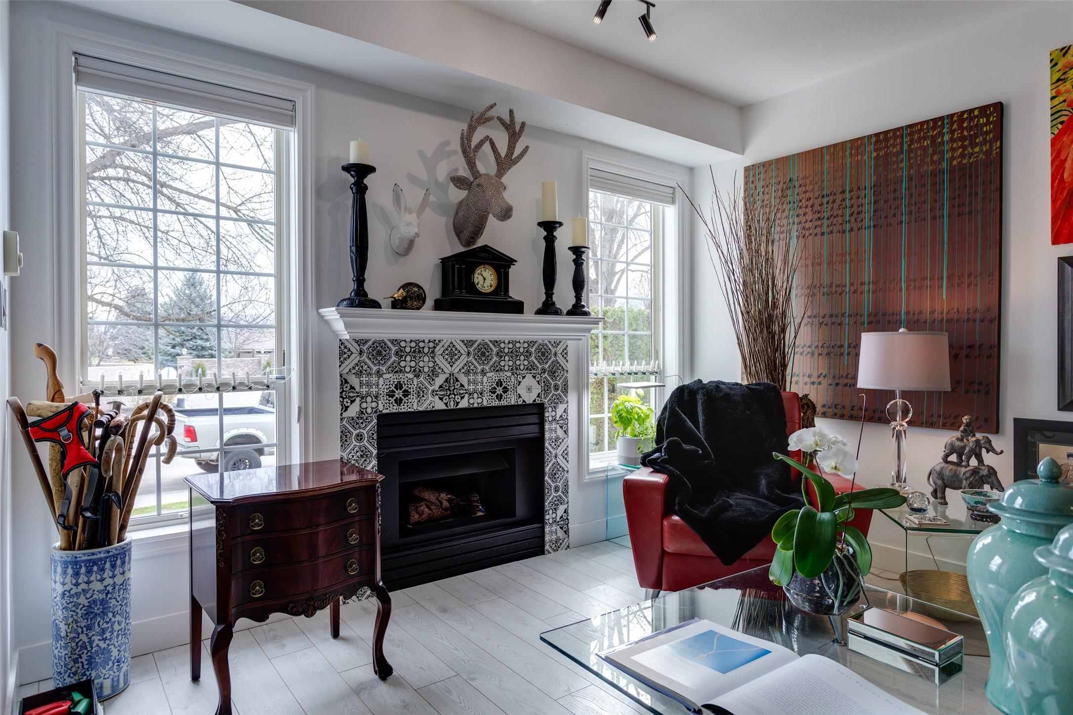 113-2350 Stillingfleet Road, Kelowna, BC - Indoor Photo Showing Living Room With Fireplace
