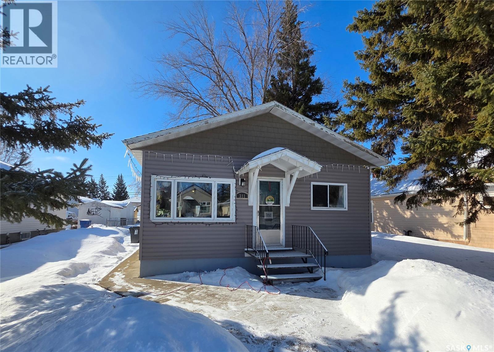 311 5Th Avenue E, Melville, SK - Outdoor With Facade