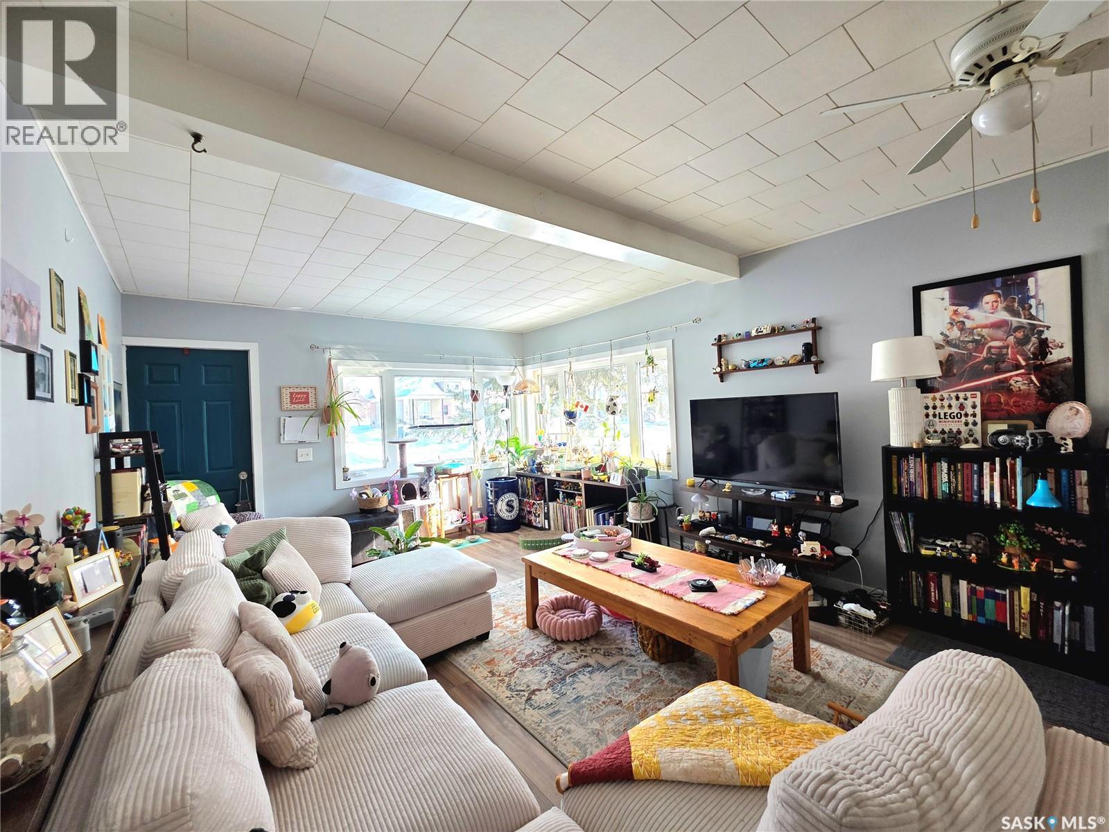311 5Th Avenue E, Melville, SK - Indoor Photo Showing Living Room
