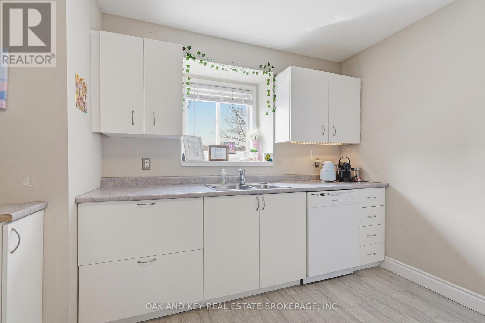 18 Chapman Court, London North (North I), ON - Indoor Photo Showing Kitchen With Double Sink