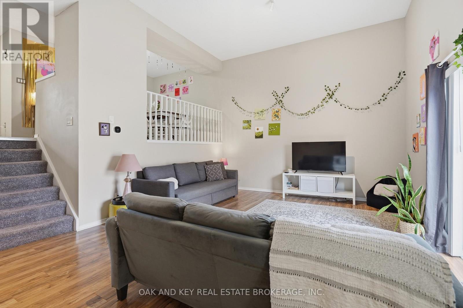 18 Chapman Court, London North (North I), ON - Indoor Photo Showing Living Room