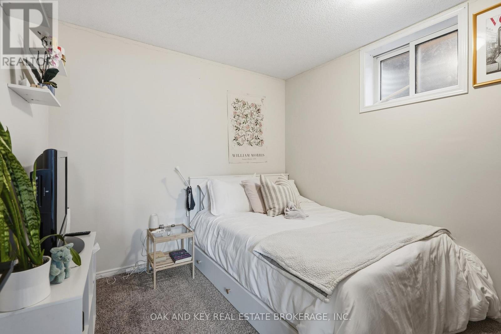 18 Chapman Court, London North (North I), ON - Indoor Photo Showing Bedroom