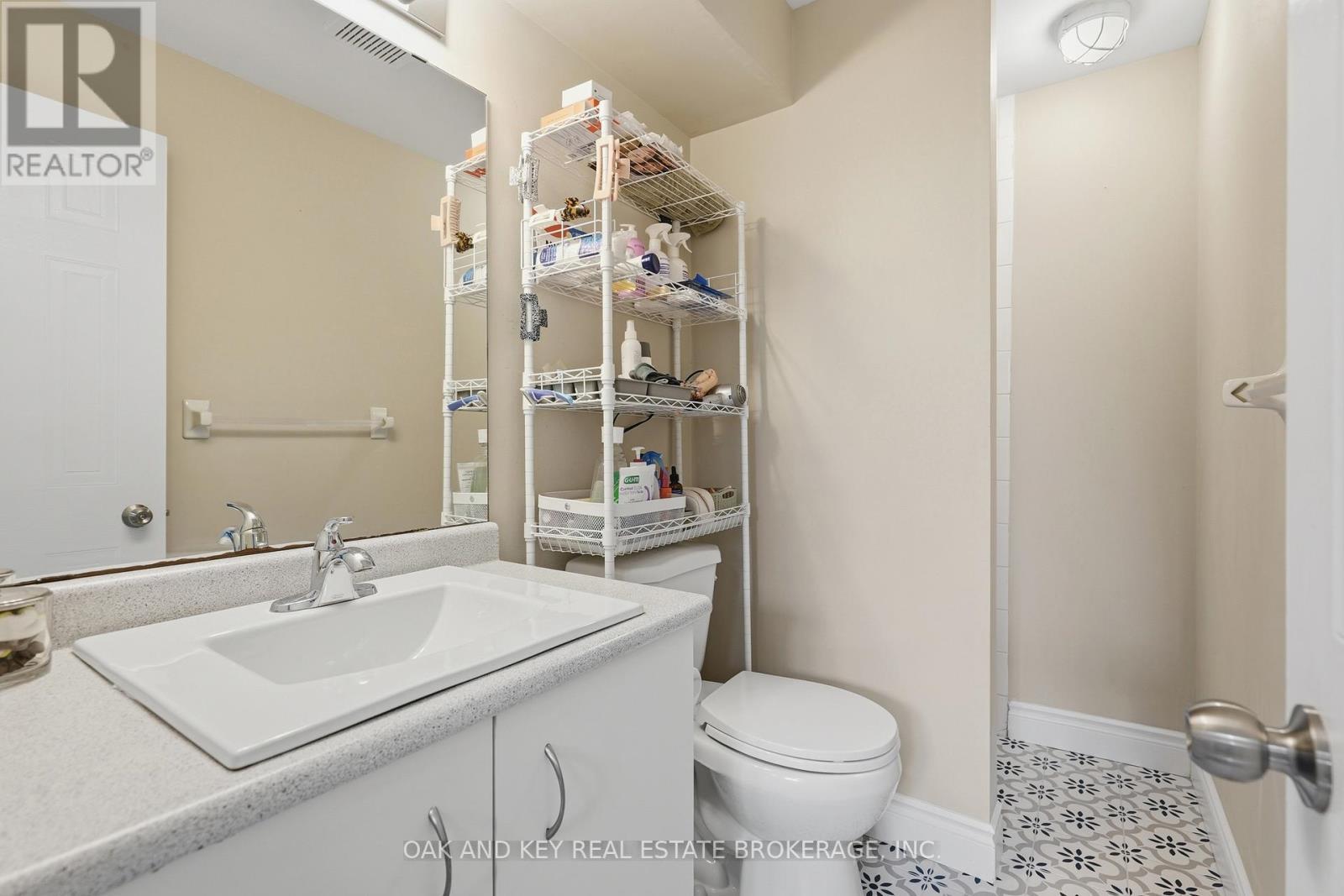 18 Chapman Court, London North (North I), ON - Indoor Photo Showing Bathroom