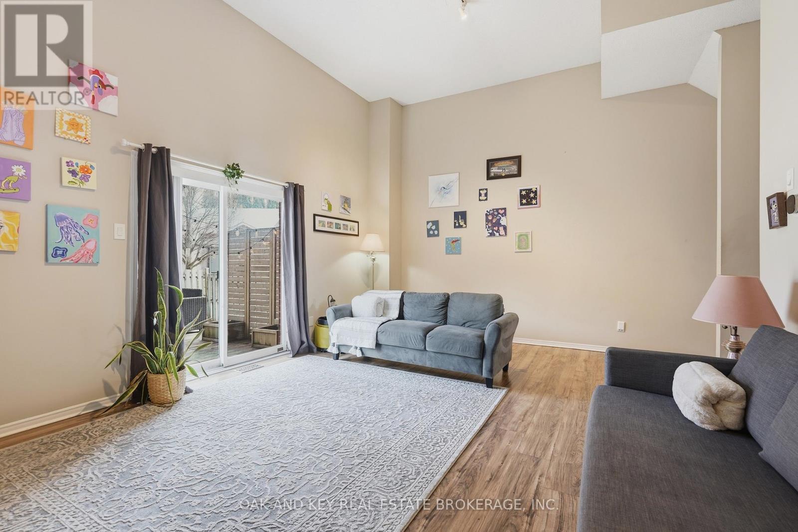18 Chapman Court, London North (North I), ON - Indoor Photo Showing Living Room