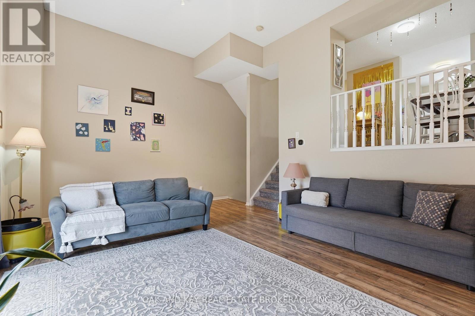 18 Chapman Court, London North (North I), ON - Indoor Photo Showing Living Room