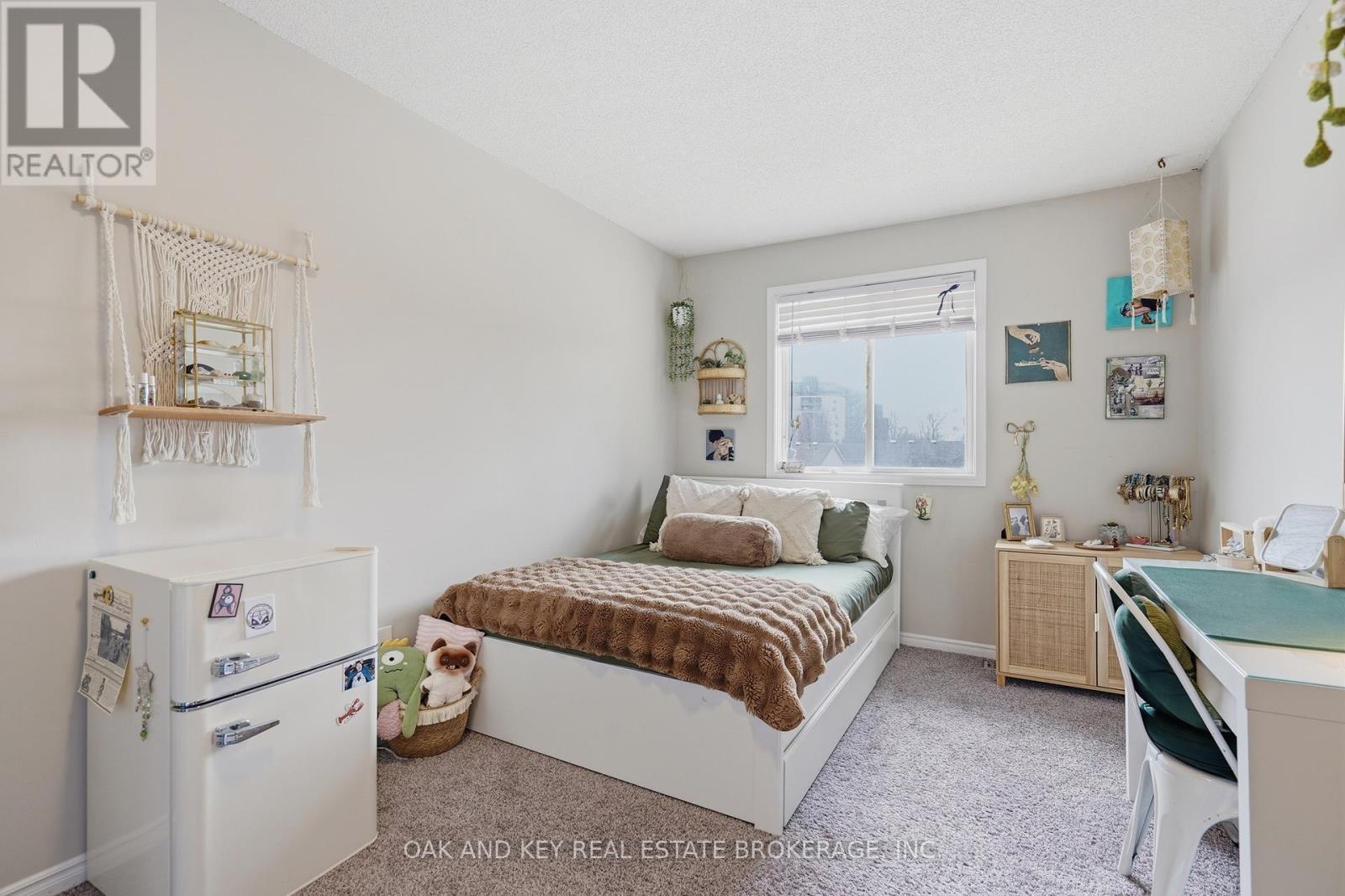 18 Chapman Court, London North (North I), ON - Indoor Photo Showing Bedroom
