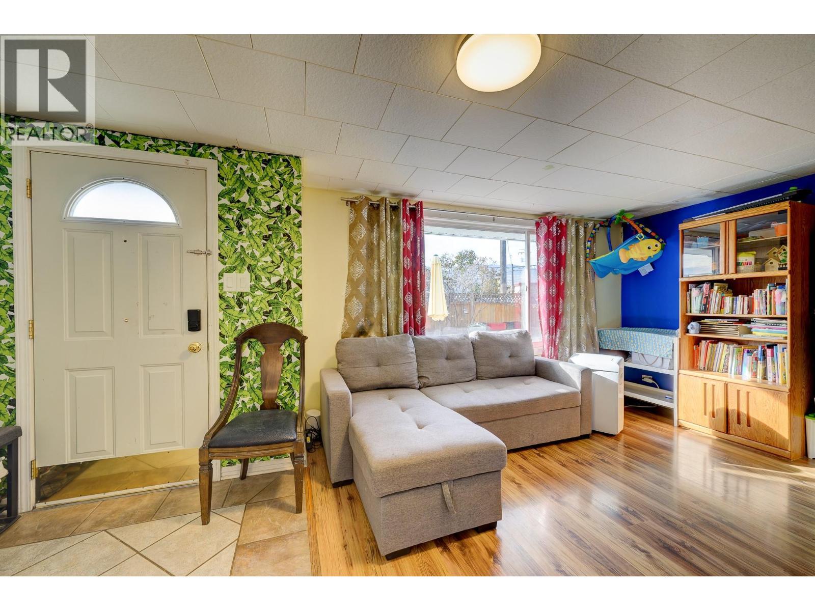 934 Westminster Avenue, Kamloops, BC - Indoor Photo Showing Living Room