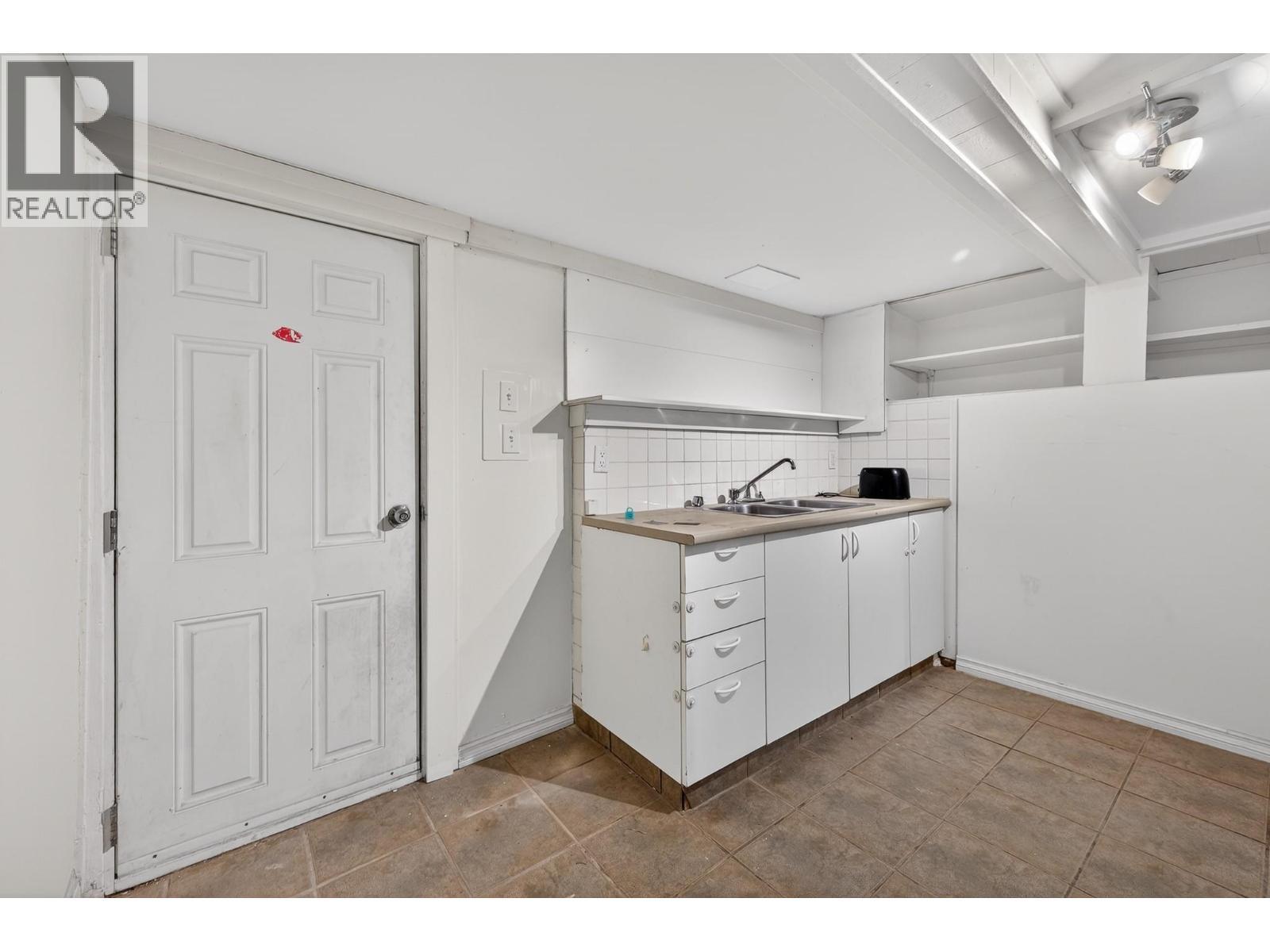 934 Westminster Avenue, Kamloops, BC - Indoor