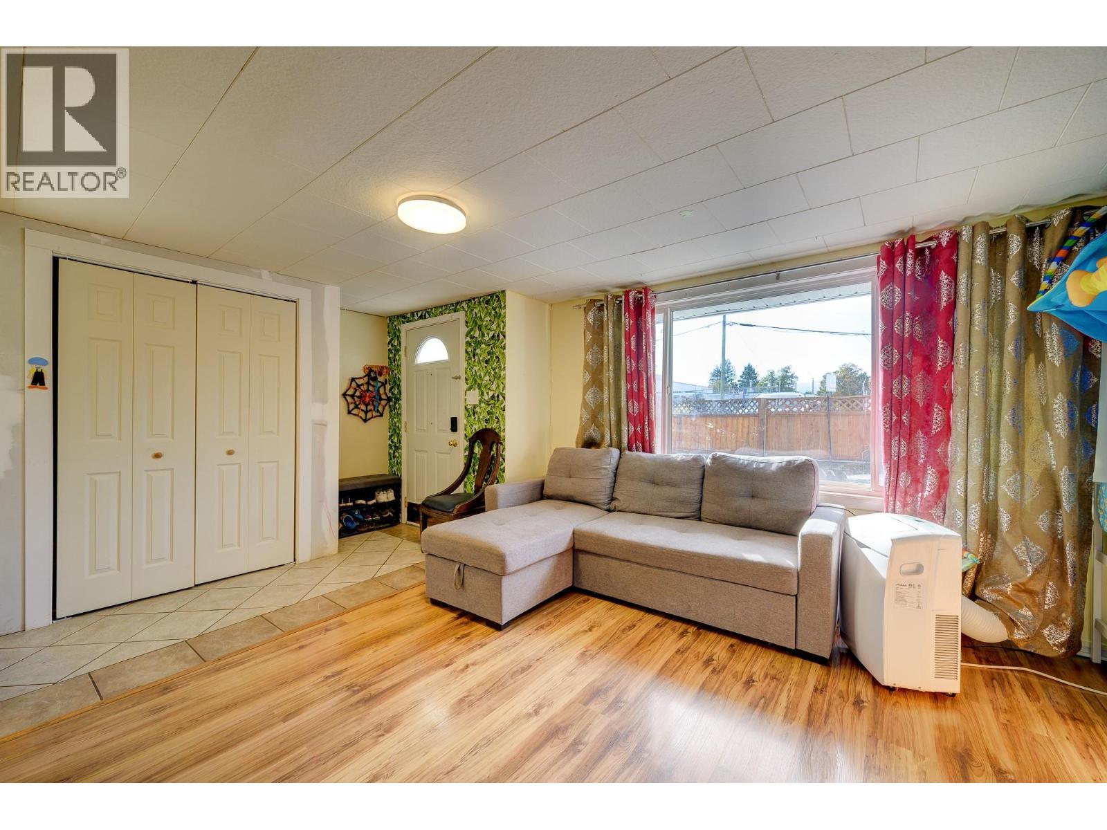 934 Westminster Avenue, Kamloops, BC - Indoor Photo Showing Living Room