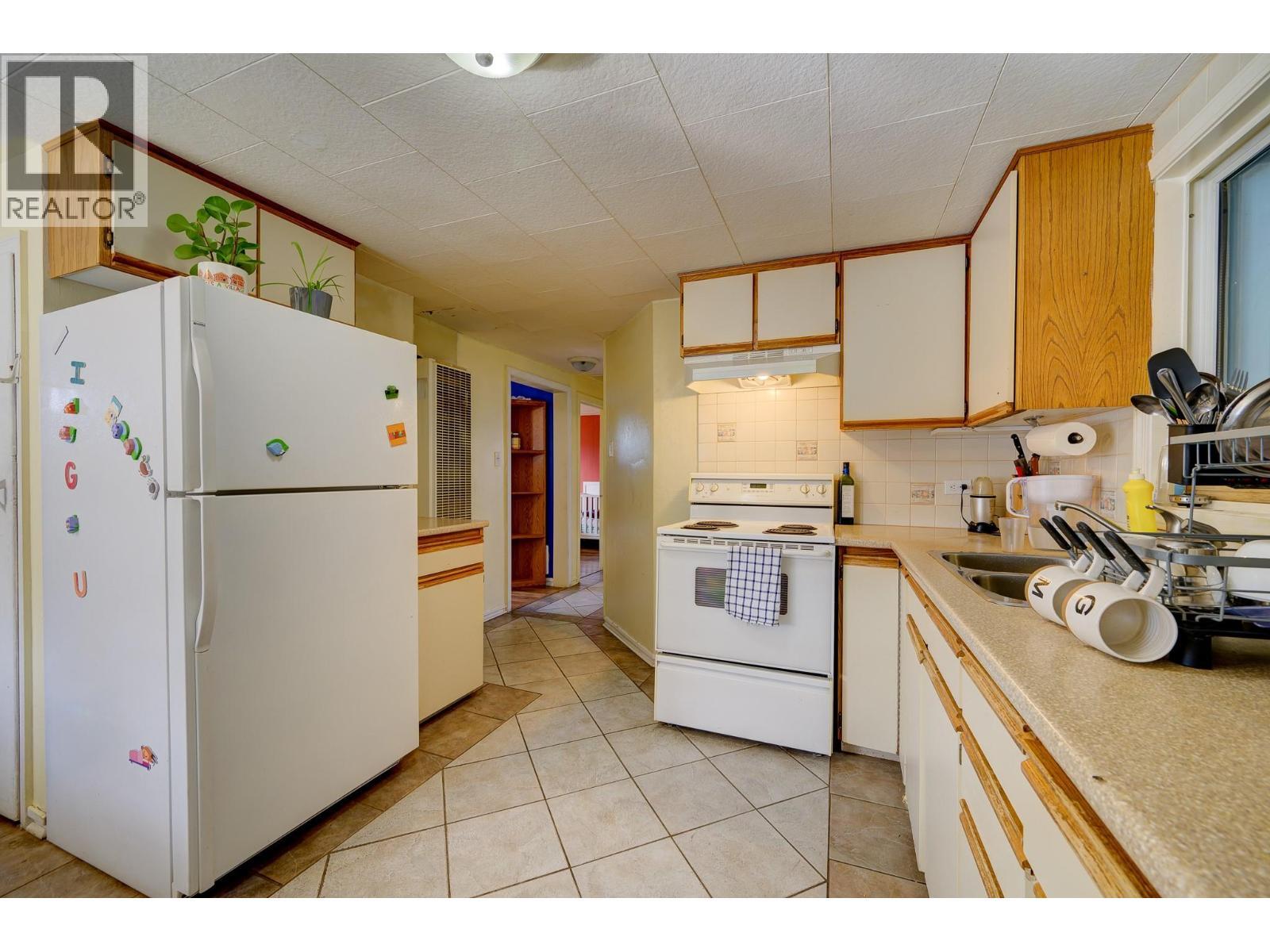 934 Westminster Avenue, Kamloops, BC - Indoor Photo Showing Kitchen