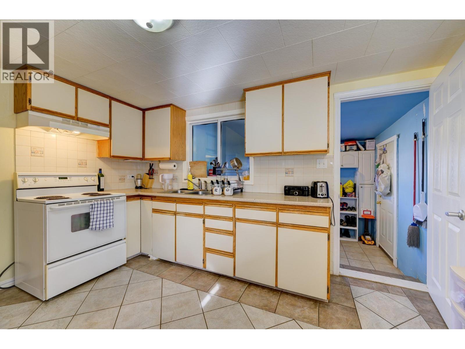 934 Westminster Avenue, Kamloops, BC - Indoor Photo Showing Kitchen With Double Sink