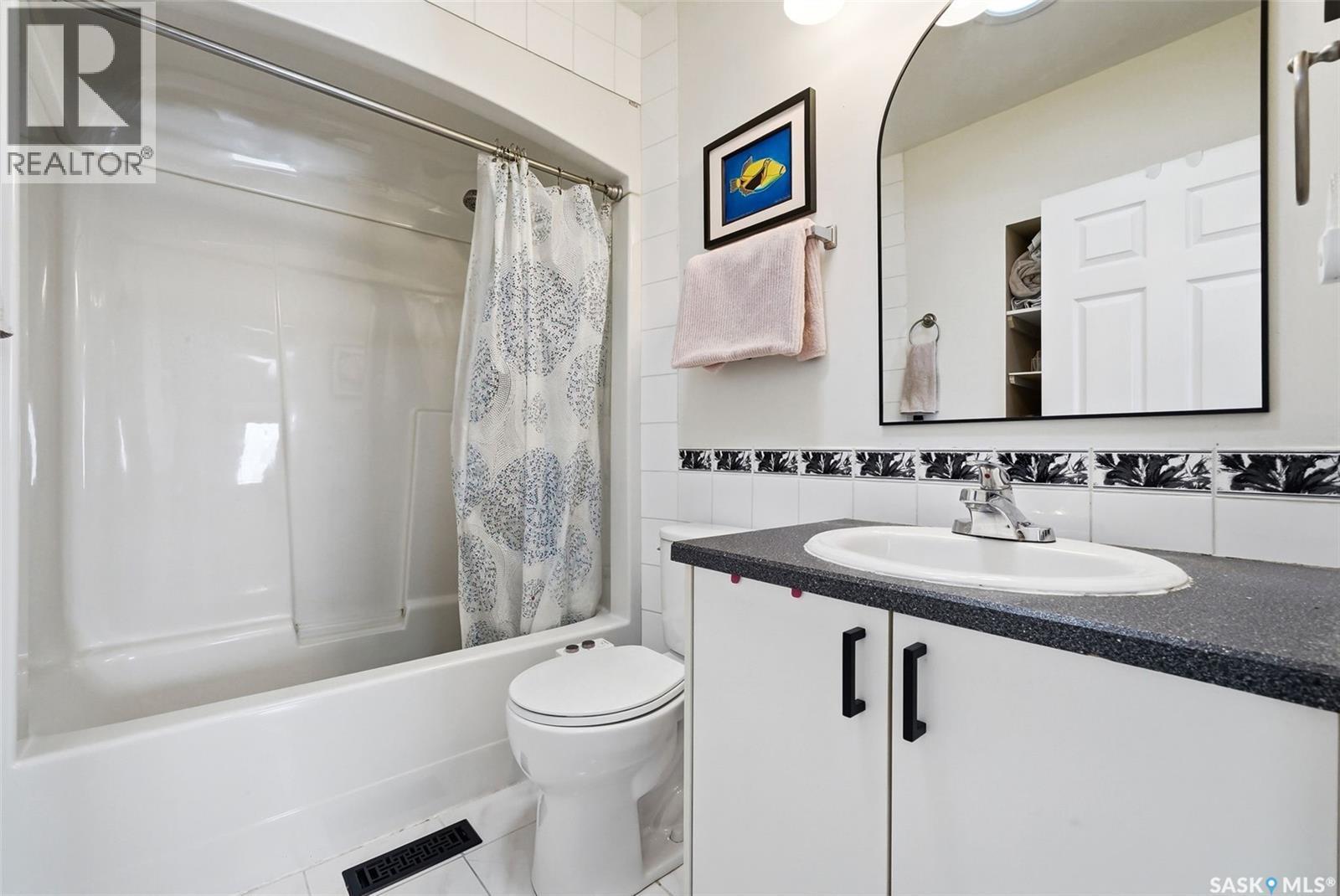 2075 Pasqua Street, Regina, SK - Indoor Photo Showing Bathroom