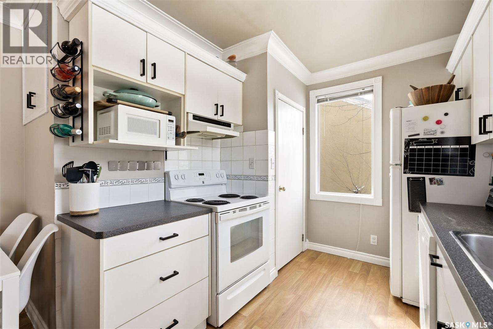 2075 Pasqua Street, Regina, SK - Indoor Photo Showing Kitchen