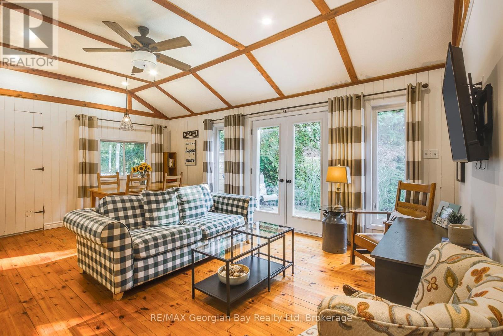 369 Tiny Beaches Road S, Tiny, ON - Indoor Photo Showing Living Room