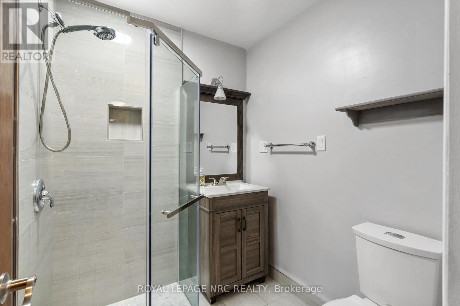 3 piece bathroom on main floor - 64 Adel Drive, St. Catharines (Carlton/Bunting), ON - Indoor Photo Showing Bathroom
