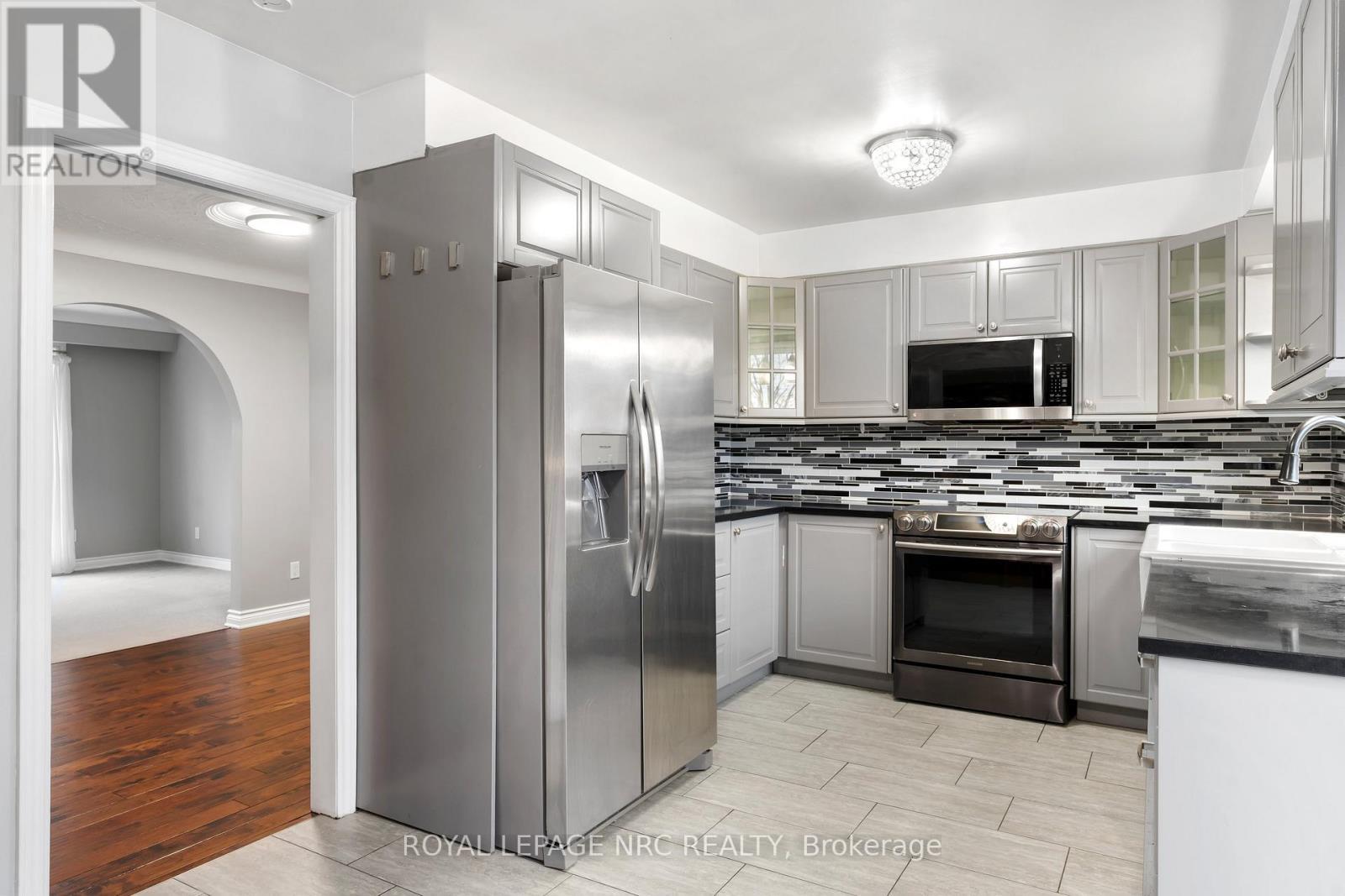 Gourmet kitchen - 64 Adel Drive, St. Catharines (Carlton/Bunting), ON - Indoor Photo Showing Kitchen With Upgraded Kitchen