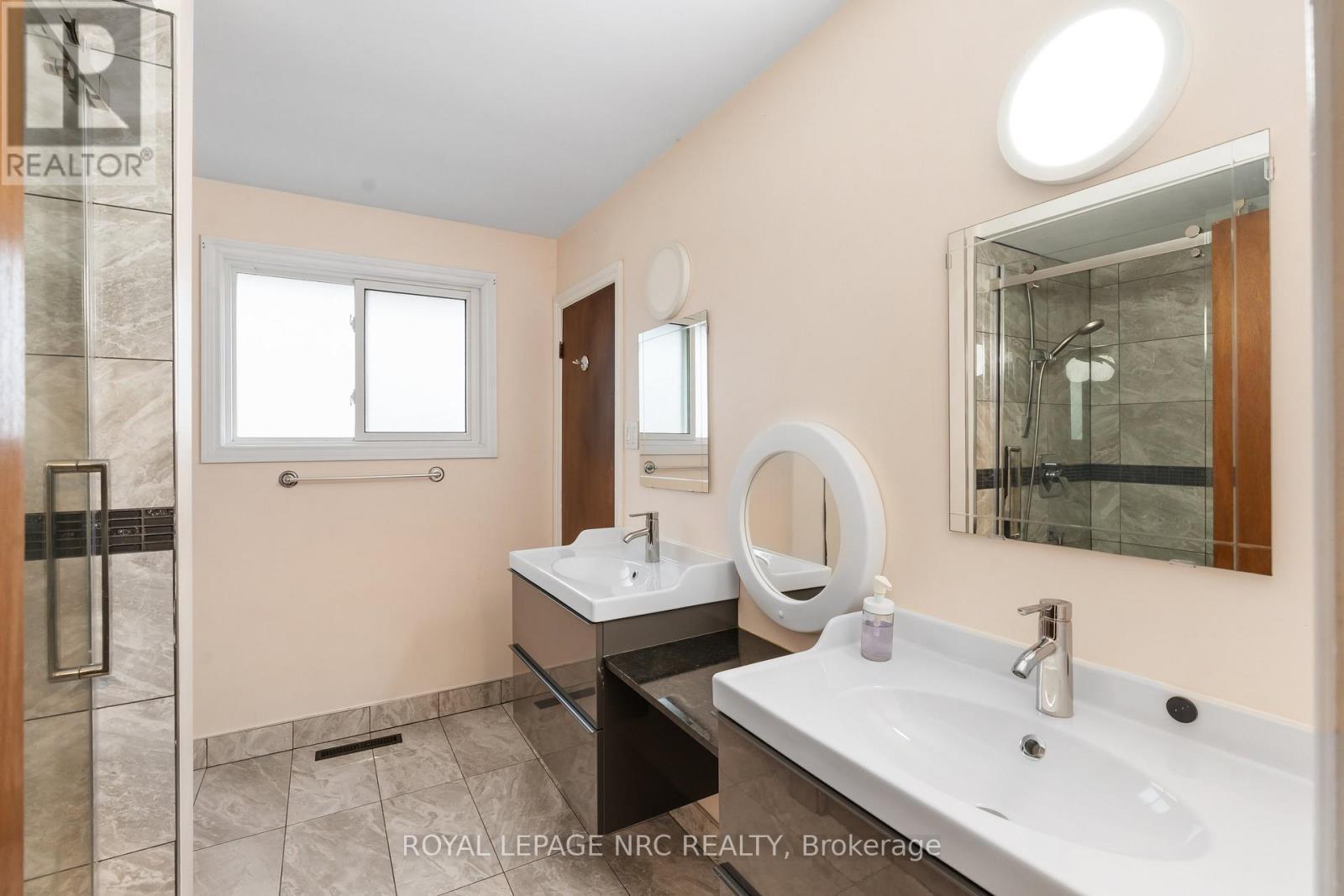 Four piece bathroom - 64 Adel Drive, St. Catharines (Carlton/Bunting), ON - Indoor Photo Showing Bathroom