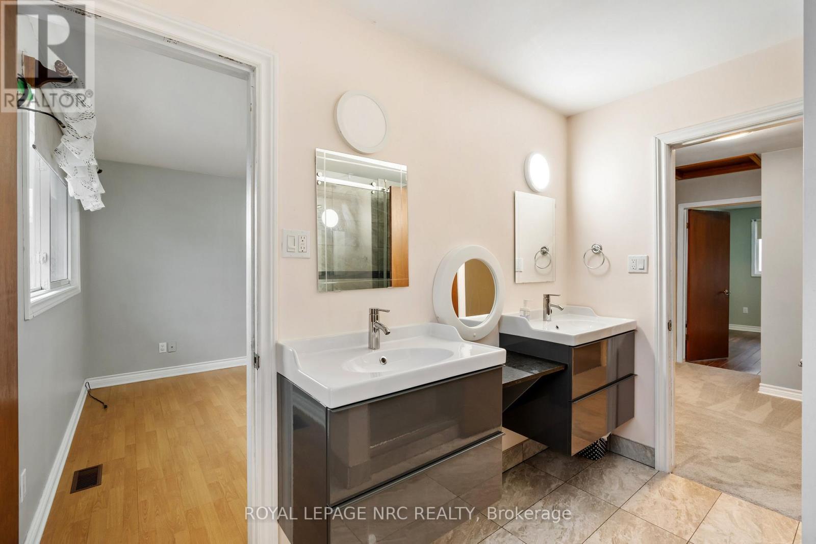 64 Adel Drive, St. Catharines (Carlton/Bunting), ON - Indoor Photo Showing Bathroom