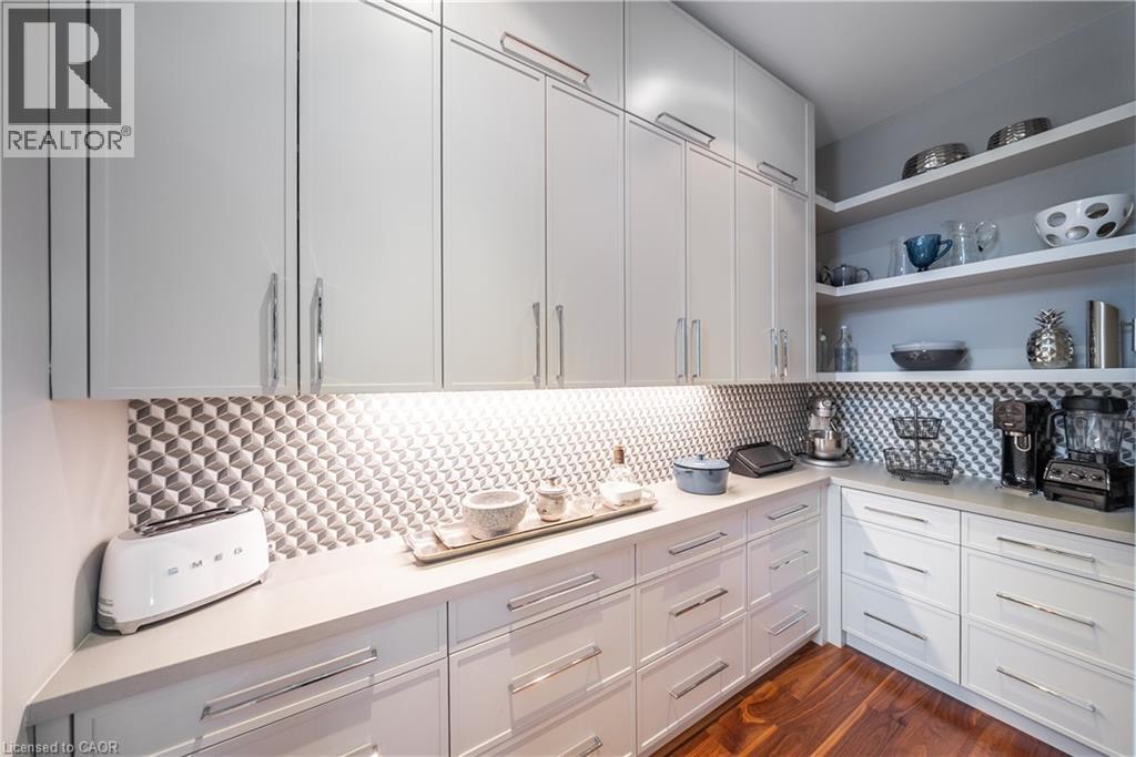 238 Hart Avenue, Burlington, ON - Indoor Photo Showing Kitchen With Upgraded Kitchen