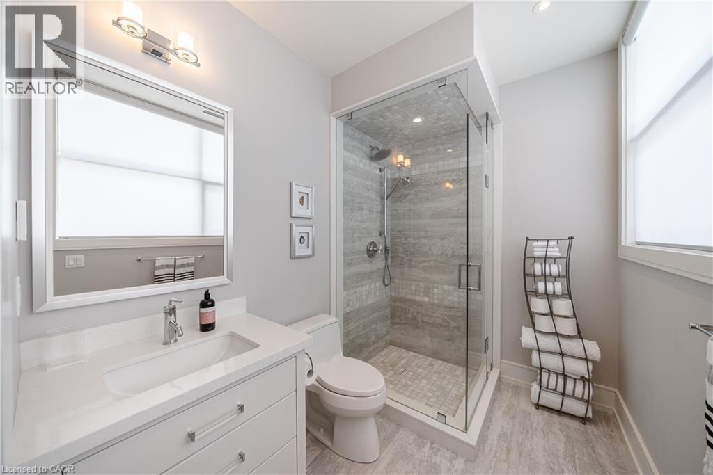 238 Hart Avenue, Burlington, ON - Indoor Photo Showing Bathroom