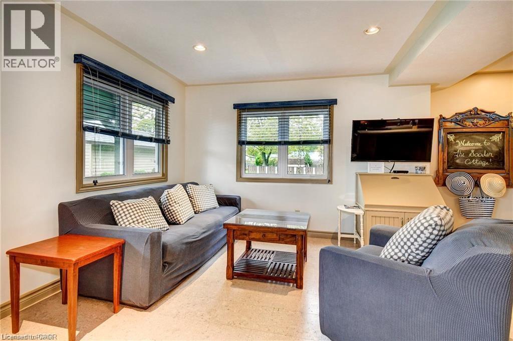 37C Cedar Drive, Turkey Point, ON - Indoor Photo Showing Living Room