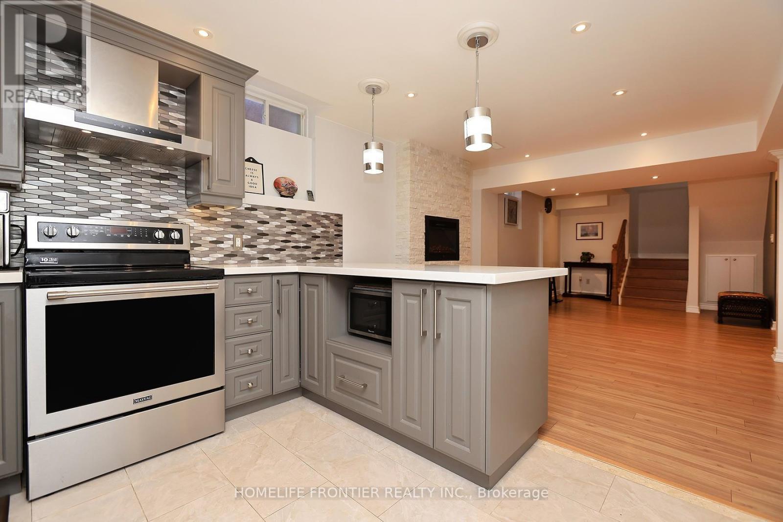 3213 Escada Drive, Mississauga, ON - Indoor Photo Showing Kitchen With Upgraded Kitchen
