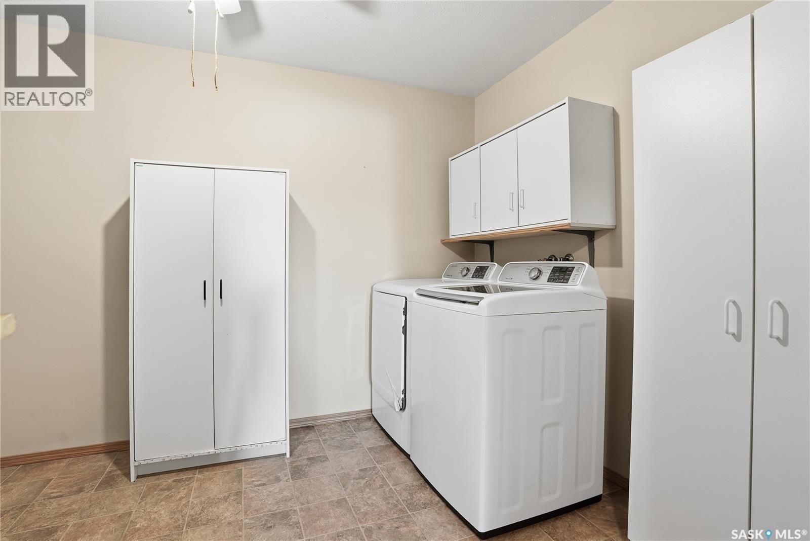 111 103 Keevil Crescent, Saskatoon, SK - Indoor Photo Showing Laundry Room
