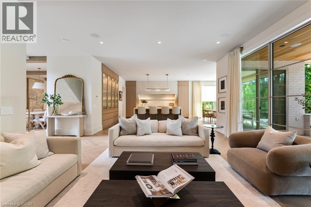 304 Pomona Avenue, Burlington, ON - Indoor Photo Showing Living Room