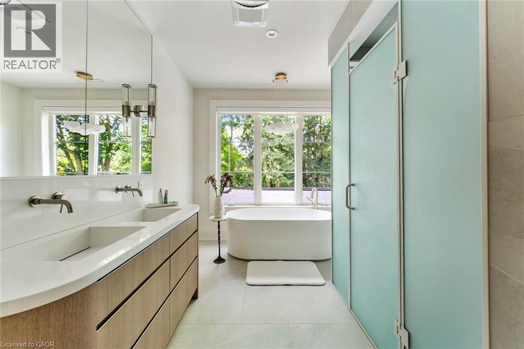 304 Pomona Avenue, Burlington, ON - Indoor Photo Showing Bathroom