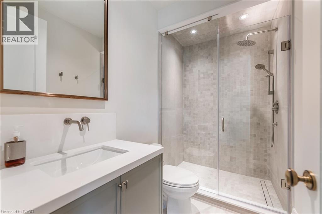 304 Pomona Avenue, Burlington, ON - Indoor Photo Showing Bathroom
