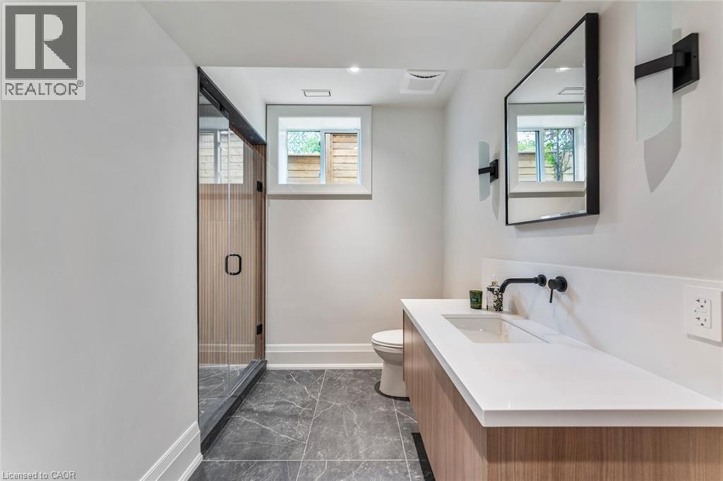 304 Pomona Avenue, Burlington, ON - Indoor Photo Showing Bathroom